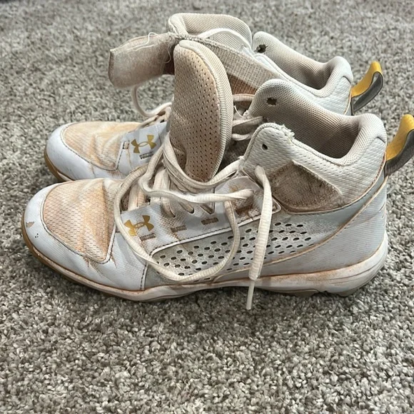 Pre-loved Under Armour Baseball Cleats -Size 5 - Picture 3 of 7